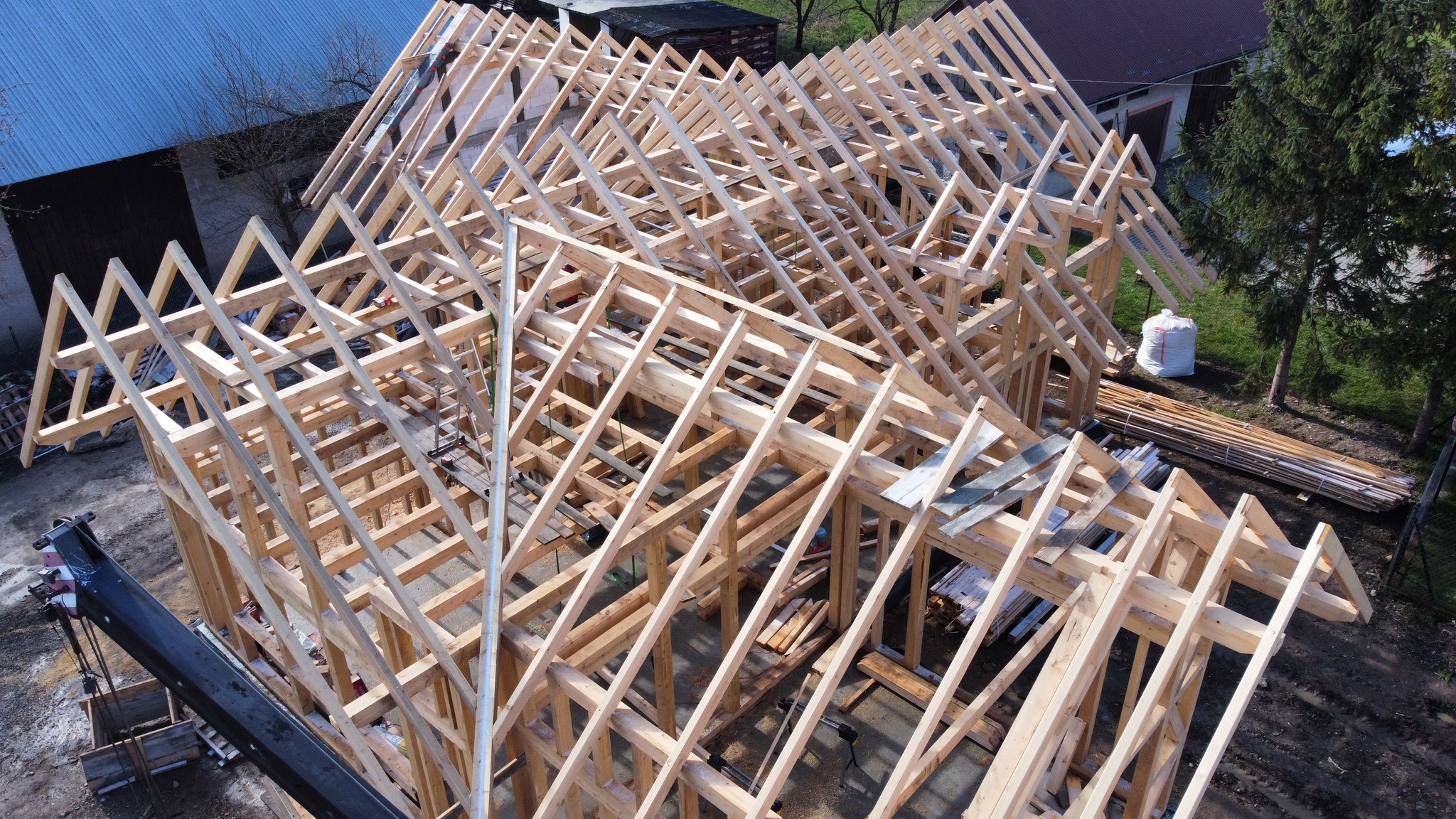 Więźba i materiał na placu budowy